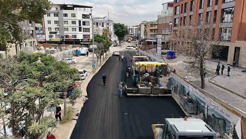 Büyükşehir, Elbistan’da Sıcak Asfalt Yatırımlarını Sürdürüyor